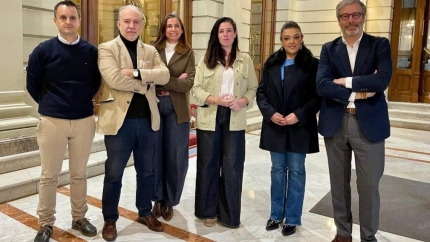 Rocío de Meer con compañeros de VOX Asturias