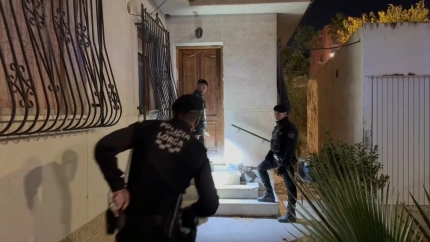 Agentes de la Policía Local durante la intervención en una vivienda ocupada de forma ilegal en la zona de San Cristóbal