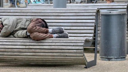 Hombre durmiendo en un banco