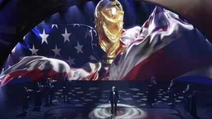 Andrea Bocelli, cantando al comenzar el acto del sorteo del Mundial