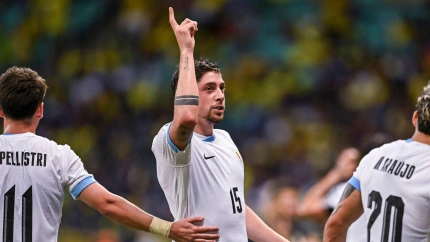 Federico Valverde de Uruguay celebra tras anotar un gol (0-1) durante el partido de clasificación para la Copa del Mundo entre Brasil y Uruguay en el Estadio Fonte Nova Arena