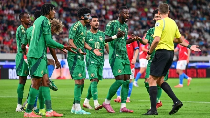 Los jugadores de Arabia Saudita discuten con el árbitro sobre el penalti durante el partido amistoso de fútbol República Checa vs Arabia Saudita, Hradec Kralove