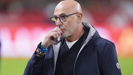 Luis de la Fuente, seleccionador de España, observa durante el partido de clasificación para la Copa Mundial de la FIFA 2026, Grupo E, jugado entre España y Turquía en el Estadio de La Cartuja.