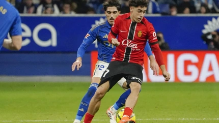 Virgilli presionado por Nacho Vidal en el Oviedo - Mallorca