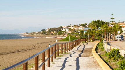 La playa y el paseo marítimo de la ciudad española de Benajarafe en la Costa del Sol