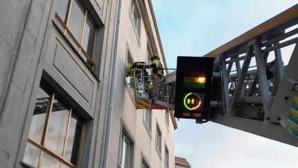 Los bomberos con el camión escalera para acceder a la vivienda