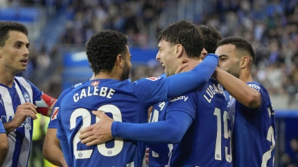 Lucas Boyé celebra con sus compañeros el gol del Alavés ante la Real Sociedad