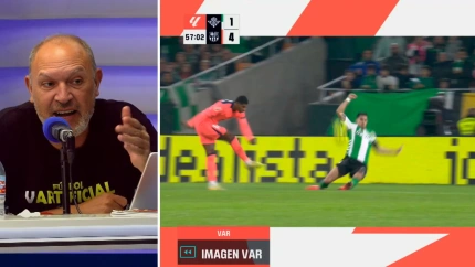 El enfado de Pedro Martín tras ver el penalti pitado a Bartra en el Betis-Barcelona