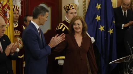El presidente del Gobierno, Pedro Sánchez, y la presidenta de Congreso, Francina Armengol, durante el acto institucional. EFE/Chema Moya
