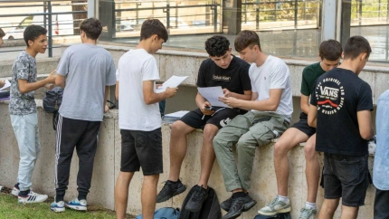 2XA4M2T 2XA4M2T Claro, aquí tienes la traduccion al ingles y al español:The Spanish students begin the university entrance exam sessions called \"selectivity\" or PAU tests. In Catalonia, more than 45,000 young people will take this exam. Los estudiantes españoles empiezan las jornadas de examenes de acceso a la universidad llamadas \"selectividad\" o pruebas PAU. En Cataluña, mas de 45,000 jovenes realizaran esta prueba. News politics -Barcelona, Spain tuesday, June 4, 2024 (Photo by Eric Renom/LaPresse)