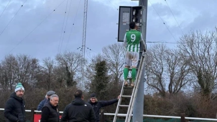 El delantero del Rusthall FC arreglando los focos del estadio
