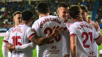 Los jugadores de la Cultural celebra el gol de la victoria contra el Eibar