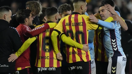 Los jugadores del Sant Andreu y del Celta tras el partido de Copa del Rey