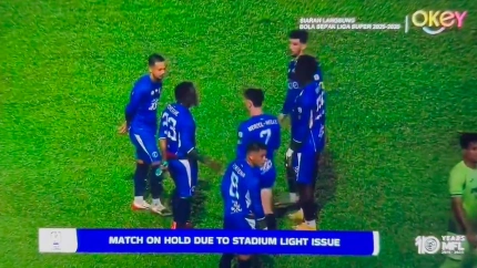 Fotograma de la retransmisión televisiva del partido entre el Penang FC y Selangor FC