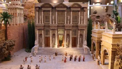 Una de las nuevas maquetas del belén de Lorca, que reproduce el exterior de la biblioteca de Celso