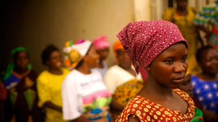 La vida es complicada en el "Corazón de África". La República Democrática del Congo (RDC), el tercer país más grande de África, es inmensamente rica en recursos naturales: petróleo, diamantes, oro, cobre, cobalto y coltán, un mineral clave para la producción de teléfonos celulares. Esta nación centroafricana, con frontera con nueve países, también está envuelta en lo que se conoce como la "Guerra Mundial de África", una guerra regional que se ha cobrado más de cuatro millones de vidas en seis años. Las mujeres de este país sufren las consecuencias de la guerra. Según estimaciones conservadoras, hay 40.000 víctimas de rap.