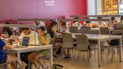 Alumnos preparando los exámenes en la librería de la Universidad de Huelva
