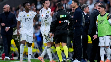 Álvaro Carreras del Real Madrid CF y Xabi Alonso, entrenador del Real Madrid CF, durante el partido de La Liga EA Sports entre el Real Madrid CF y el RC Celta disputado en el Estadio Santiago Bernabéu