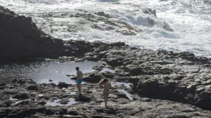 Dos jóvenes en la playa de Los Charcones, en Playa Blanca, en el municipio de Yaiza (Lanzarote). EFE | Adriel Perdomo