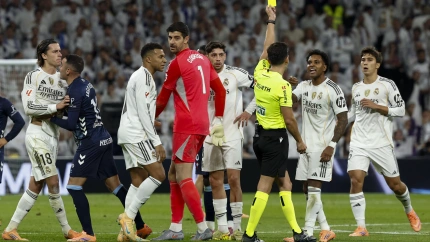 Quintero González, amonestando a Rodrygo en el Real Madrid-Celta