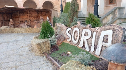 El Belén se ubica en la plaza Mayor de la capital soriana junto al Ayuntamiento de la ciudad