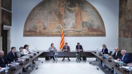 El presidente de la Generalitat, Salvador Illa (c), la consellera de Economía, Alícia Romero (i), y el conseller de Agricultura, Òscar Ordeig (d), durante una reunión con el sector porcino, en el Palau de la Generalitat.