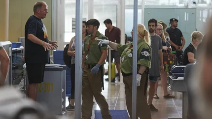 Controles de seguridad aleatorios en las dos terminales del aeropuerto de Barcelona