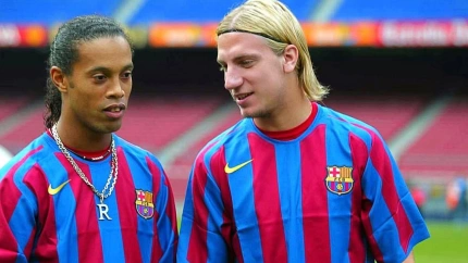 Maxi López y Ronaldinho, durante la etapa en el Barcelona