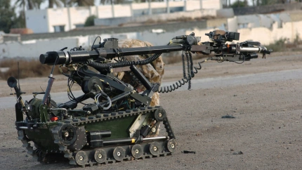 Un equipo de desactivación de explosivos de la Guardia Galesa en Irak se prepara para neutralizar una bomba situada junto a una carretera.