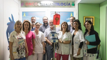 Responsables del hospital y del colegio salesiano tras la firma del acuerdo