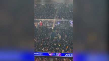Lanzamiento de un vaso grande lleno de líquido desde la grada donde se encontraban los aficionados del Eintracht de Frankfurt