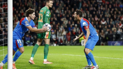 Julian Álvarez y Koke tras empatar el partido en el PSV - Atlético de Madrid