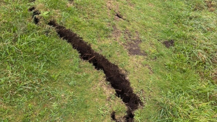 El terreno presenta grandes grietas