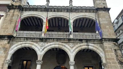 Las banderas del ayuntamiento de Plasencia, a media asta por el fallecimiento de Robe Iniesta