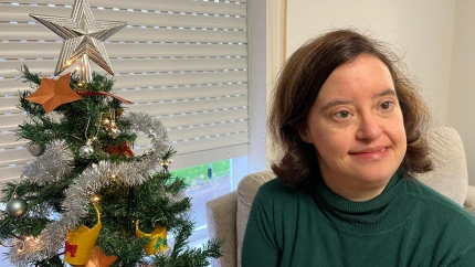 Pamela junto al árbol de Navidad en el piso donde reside desde hace más de un año