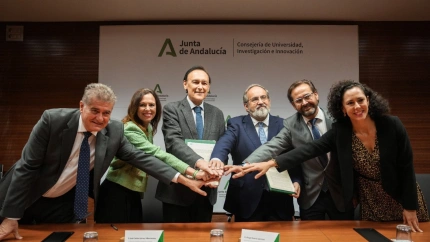 El consejero de Universidad, José Carlos Gómez Villamandos, en el centro de la imagen con motivo de la firma del convenio para financiar la construcción del acelerador de partículas de Escúzar, en Granada