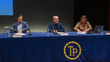 La directora del Teatro Principal, Olga Mojón, presenta la programación acompañada del vicepresidente segundo de la Diputación, César Fernández, y del director del AGADIC, Jacobo Sutil