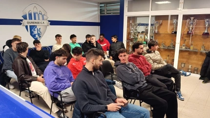 Los jugadores del Ourense CF siguen desde la sede del club en Oira el sorteo de la Copa del Rey