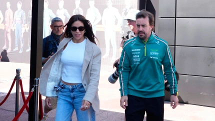 Fernando Alonso, junto a Melissa Jiménez, su pareja y presentadora de DAZN.