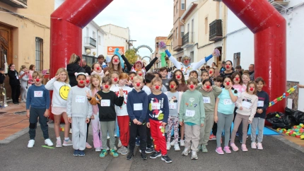 Alumnado del CEIP Santa María Magdalena participando en la carrera solidaria por Payasospital en las calles de Benitatxell
