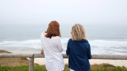 Imagen de recurso de dos hermanas frente al mar
