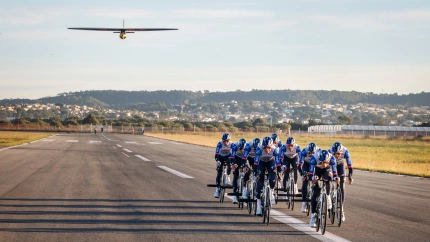 El equipo Red Bull Bora Hansgrohe hace despegar el avión pilotado por Andy Hediger