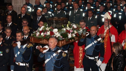 La Policía Local de Oviedo porta el arca con las reliquias de Santa Eulalia de Mérida