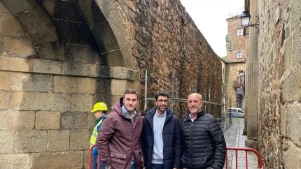 Concejales del ayuntamiento de Cáceres visitan las primeras actuaciones en este tramo de la muralla