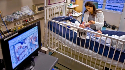 Una madre cuidando a su hijo enfermo en el hospital