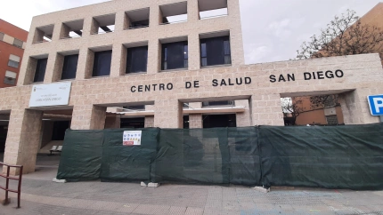 Fachada del centro de salud de San Diego, en el que se realizan obras de ampliación y mejora pro 2,6 millones de euros