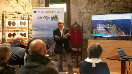 Xosé Regueira presentó la ‘Guía da paisaxe’ y el mapa interactivo de Xeoparque Cabo Ortegal