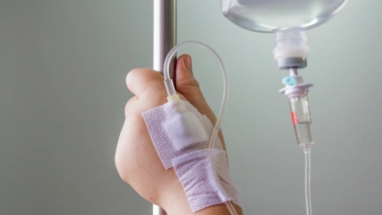 Imagen de archivo de un niño recibiendo quimioterapia