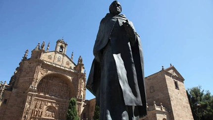 Monumento a Francisco de Vitoria frente al convento de los Dominicos