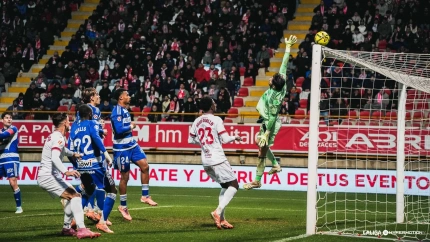 Astralaga defiende la portería del Granada en León